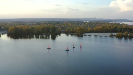 Die-Luftaufnahme-von-Booten,-die-auf-dem-Fluss-segeln