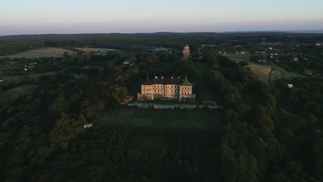 El-dron-vuela-cerca-del-antiguo-castillo-al-atardecer-4K-Ultra-HD