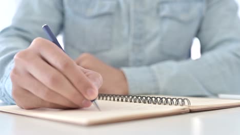 Close-Up-of-Young-Guy-Hands-schreiben-Notizen-über-Molkerei