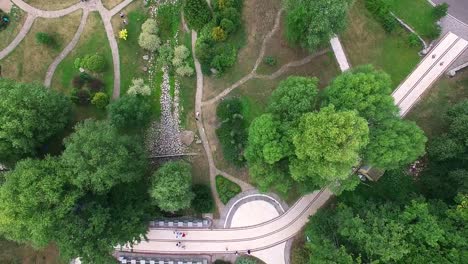 Luftaufnahme-des-schönen-Parks-mit-See