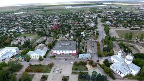 Vista-panorámica-de-pájaro-de-una-gran-ciudad-en-el-sur-de-Ucrania-con-grandes-edificios-de-negocios,-pequeñas-casas-privadas-y-parques-en-verano