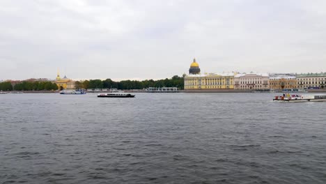 Ausflugsschiffe-schwimmen-auf-dem-Fluss-Newa,-Hintergrund-der-Sicht-auf-Sankt-Petersburg