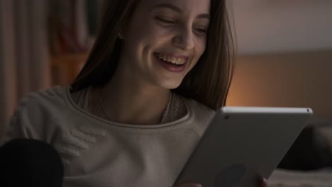 Teen-Mädchen-genießen-Medieninhalte-auf-digitalen-Tablet-in-der-Nacht