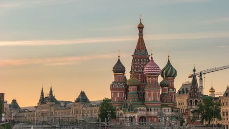 Moscú-Rusia-lapso-de-tiempo-4K,-horizonte-de-la-ciudad-al-atardecer-timelapse-en-la-Plaza-Roja-y-Saint-Basil-'s-Catherdral