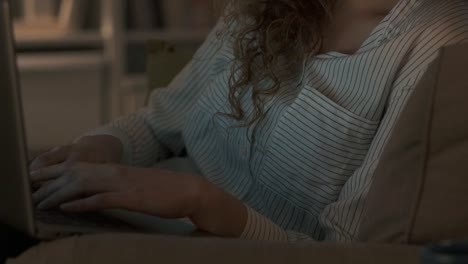 Young-woman-relaxing-on-the-sofa-and-chatting