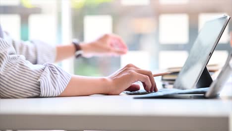 Closeup-junger-Mann-arbeitet-mit-Tablet-Computer.