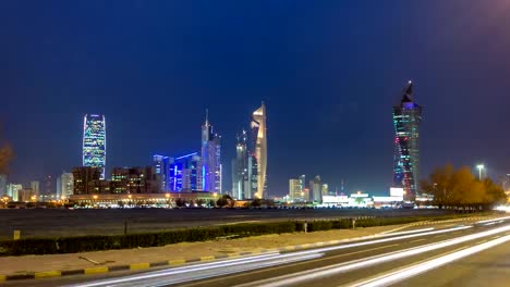 Skyline-mit-Wolkenkratzern-Tag-zur-Nacht,-Timelapse-in-Kuwait-Stadt-Innenstadt-beleuchtet-bei-Dämmerung.-Kuwait-Stadt,-Naher-Osten