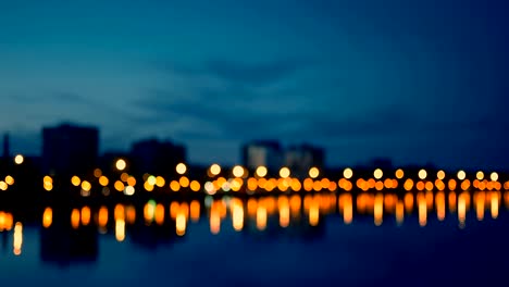 Área-de-la-Ribera-de-la-ciudad-de-tiro-nocturno,-desenfocada-de-luces-de-la-calle-borrosas