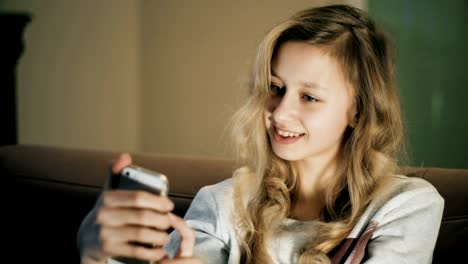 Chica-feliz-toma-retrato-selfie