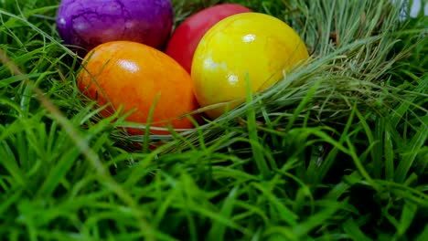 Coloridos-huevos-de-Pascua-en-un-nido