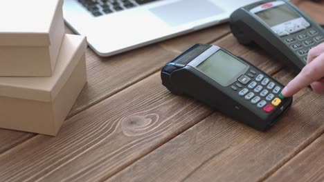 Man's-hand-pushing-the-button-and-swipe-credit-cardterminal