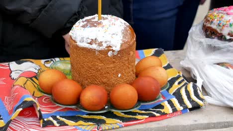 Das-herrliche-fest-von-Ostern.-Christus-ist-auferstanden.-Heiligung,-gekennzeichnet-mit-Weihwasser