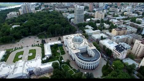 Palacio-de-Mariinsky-Verkhovna-Rada-y-el-Mariinsky-Parque-monumentos-paisaje-urbano-de-Kiev-en-Ucrania