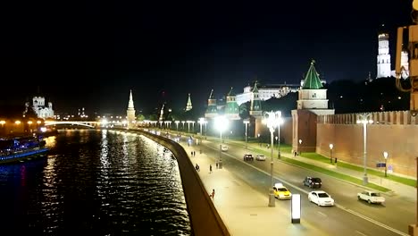 Vista-de-noche-de-arquitectura-de-kremlin-de-Moscú.-Coches-de-tráfico-de-noche