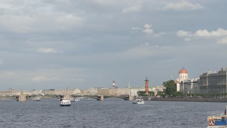 Puente-de-la-bolsa-(Birzhevoy)-y-la-columna-rostral-en-el-asador-de-la-Isla-Vasilievsky---St.-Petersburg,-Rusia