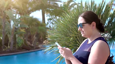 Video-de-mujer-comprobar-sus-e-mails-en-el-teléfono-móvil-en-las-vacaciones-en-4k