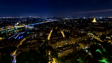 Nacht-Zeitraffer-Luftaufnahme-der-Stadt-Paris-und-Seine-Fluss-erschossen-auf-der-Oberseite-Eiffelturm