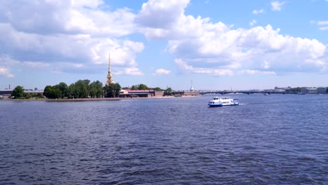 Ausflugsschiff-auf-dem-Hintergrund-der-Peter-und-Paul-Fortress