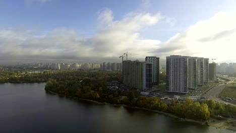 Vuelo-sobre-el-terraplén-de-la-ciudad-de-Kiev,-Ucrania