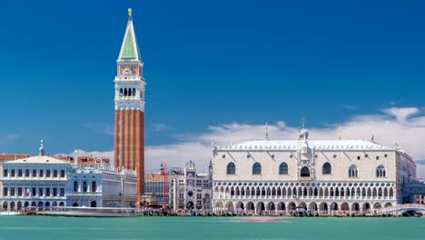 Blick-auf-den-Campanile-di-San-Marco-und-der-Palazzo-Ducale,-von-San-Giorgio-Maggiore-Timelapse-Hyperlapse,-Venedig,-Italien