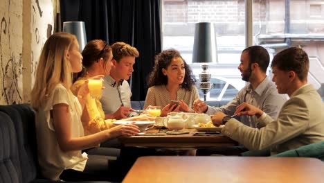 Reunión-de-negocios-durante-el-desayuno