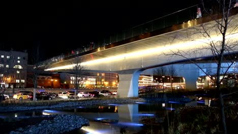 Flotante-el-Parque-puente-de-Zaryadye-(de-noche)-Moskvoretskaya-terraplén-del-río-Moscova-en-la-ciudad-de-Moscú,-Rusia.-El-parque-fue-inaugurado-el-09-de-septiembre-de-2017