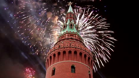 Fuegos-artificiales-sobre-el-Kremlin-de-Moscú,-Rusia