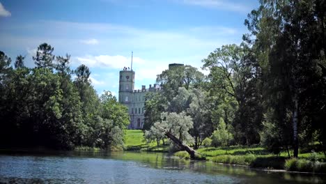 El-Gran-Palacio-de-Gátchina-en-el-parque-de-Gatchina-en-día-soleado-de-verano