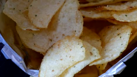 Kartoffel-Chips-Nahaufnahme-auf-einem-Tisch