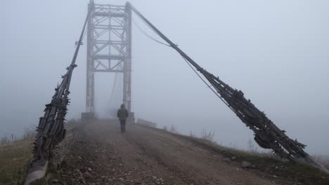 Mann-zu-Fuß-auf-Seil-Brücke-über-den-Katun-Fluss-in-der-Nähe-des-Dorfes-Multa