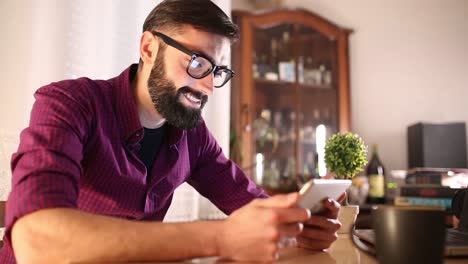 hombre-usando-el-tablet-en-casa.