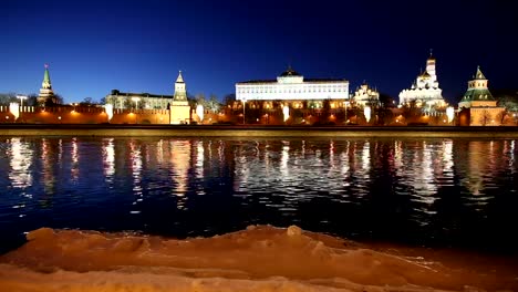 Vista-del-río-Moskva-y-el-Kremlin-(de-noche),-Moscú,-Rusia---la-vista-más-popular-de-Moscú