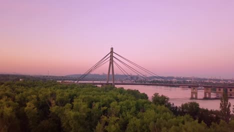 Video-Brücke-bei-Sonnenuntergang-in-Kiew-Ukraine