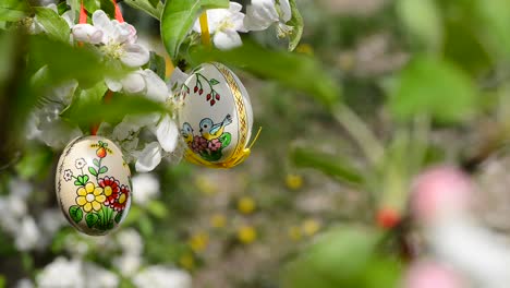 Colgando-en-la-rama-de-manzano-en-el-jardín-los-huevos-de-Pascua