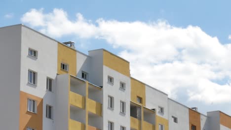 Gebäude-Wolkenkratzer-auf-dem-Hintergrund-des-blauen-Himmels