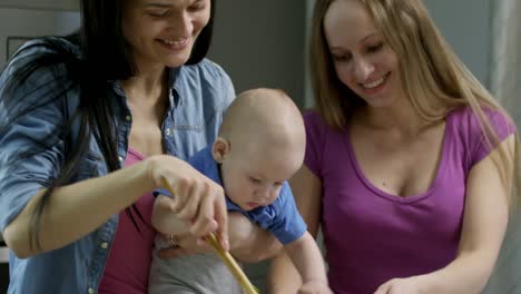 Baby-junge-Mütter-machen-Salat-zu-helfen