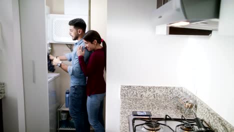 Hombre-y-mujer-haciendo-las-tareas-domésticas,-lavar-la-ropa