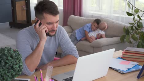 Multitasking-Vater-Babysitter-und-arbeiten