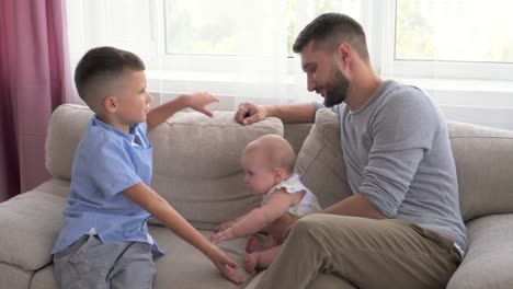 Vater-mit-Kindern-zu-Hause-spielen