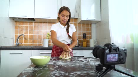 Junge-vloggerin-Aufzeichnung-von-video-Content-für-Foodblog-kneten-von-Teig