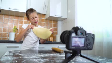 Junge-vloggerin-Aufzeichnung-von-video-Content-für-Foodblog-Teig-mit-Nudelholz