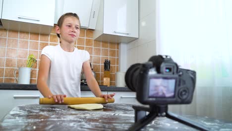 Vlogger-joven-grabar-contenido-de-vídeo-de-alimentos-blog-rodar-la-masa-con-rodillo