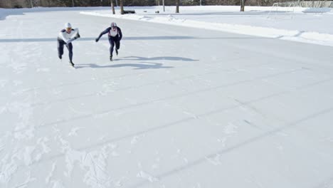 Dos-patinadores-de-velocidad-competición-de-acabado