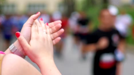 Woman-cheering-runners-and-clapping-hands-in-4k-slow-motion-60fps