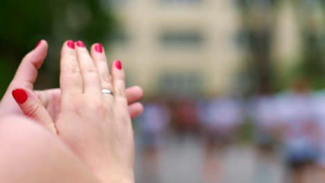 Woman-cheering-runners-and-clapping-hands-in-4k-slow-motion-60fps