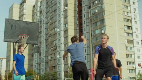 Basketball-Spieler-machen-Block-während-Spiel-geschossen