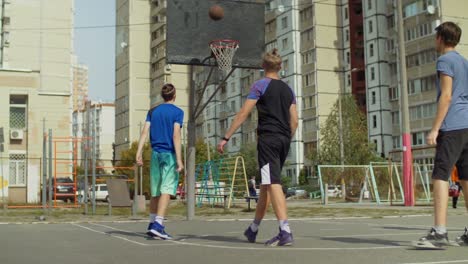 Streetball-Spieler-den-Ball-auf-Platz