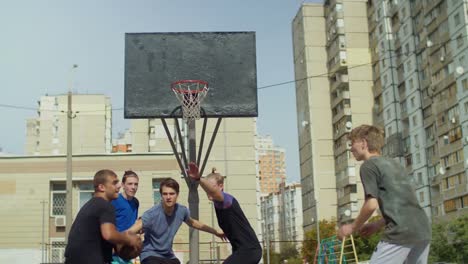 Streetball-Spieler-Figthing-für-Erholung-am-Gericht