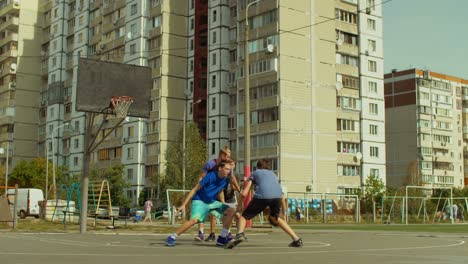 Jugadores-de-streetball-adolescente-juego-de-baloncesto