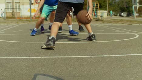 Hombre-joven-en-cancha-de-baloncesto-regate-con-balón